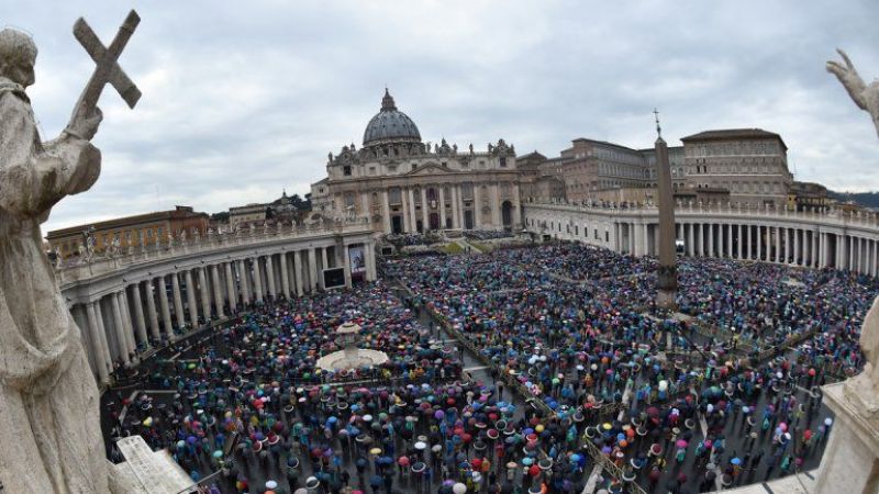 Francisco pidió por la paz mundial y reclamó "poner fin a años de divisiones"