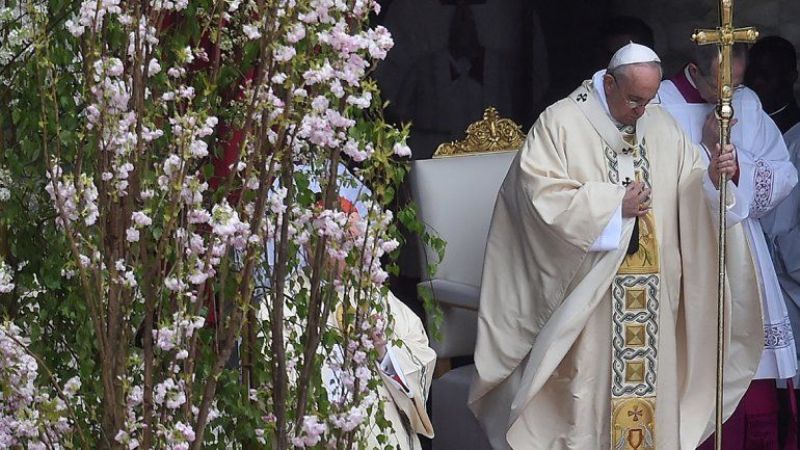 Francisco pidió por la paz mundial y reclamó "poner fin a años de divisiones"