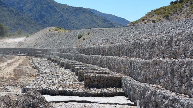 Se construyen defensas para proteger la Ruta Nacional Nº 40