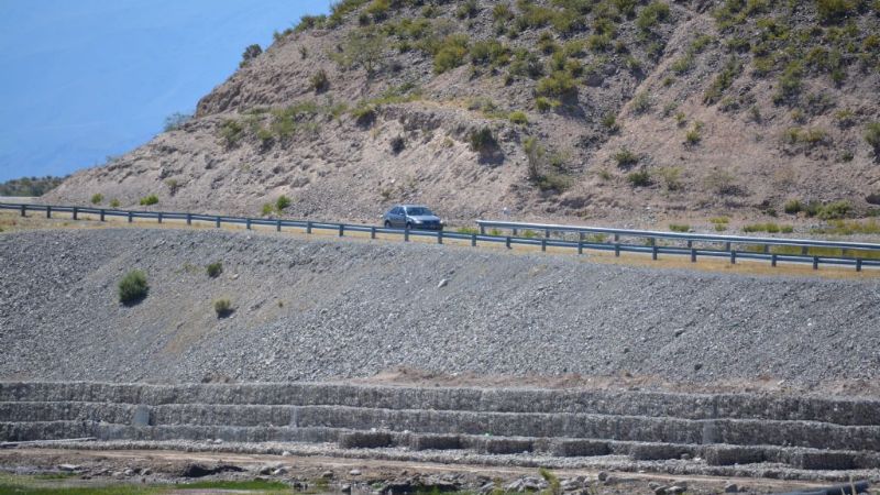 Se construyen defensas para proteger la Ruta Nacional Nº 40