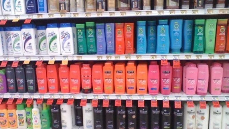 Atraparon a dos jóvenes por robar shampoo y acondicionador