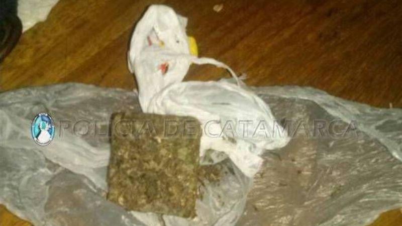 Adolescente demorado con droga