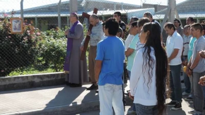 El Obispo rezó el Vía Crucis con los privados de la libertad