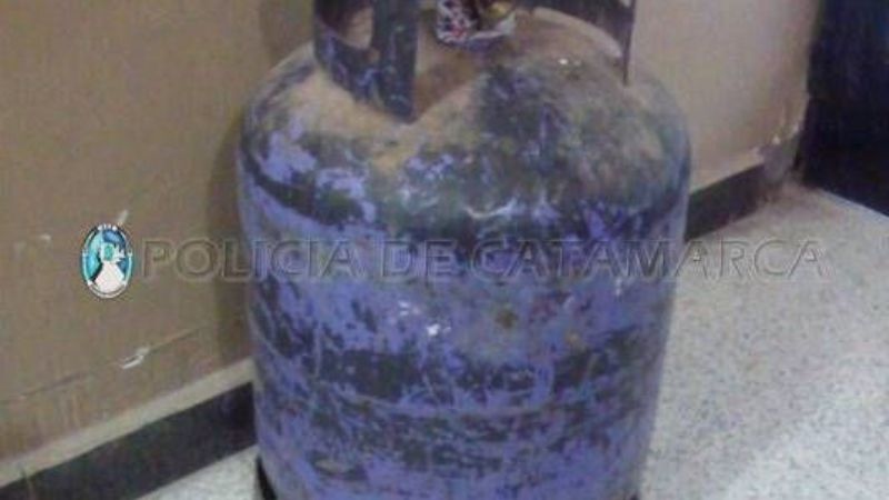 Mamá devolvió una garrafa que robó su hijo