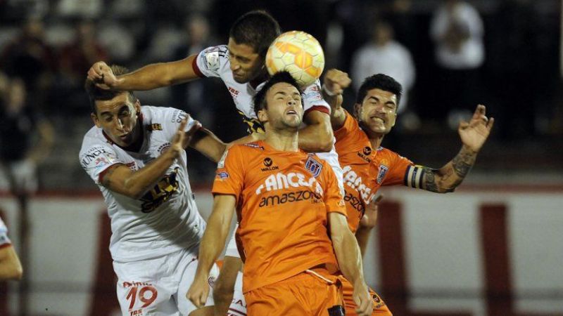 Huracán igualó con Universitario y complicó su clasificación