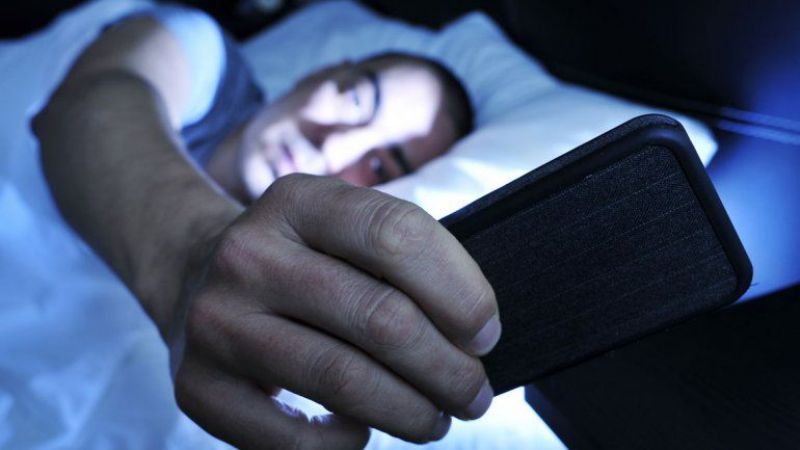 El celular en la cama puede generar riesgos para la salud