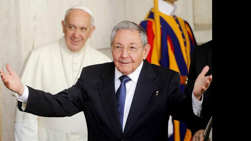 Rául Castro: "El Papa está haciendo que vuelva a ser católico"