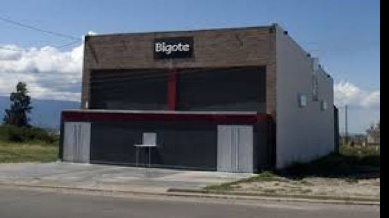 Policías redujeron a un joven en “Bigote” y sacó un cuchillo para intentar agredirlos