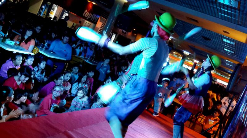 Folklore y circo en la Terminal Catamarca