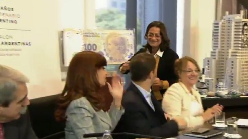 Lucía firmó la prórroga del desendeudamiento