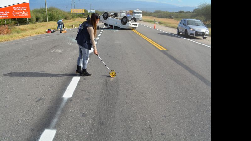 Precaución por el vuelco de una camioneta en la ruta 38