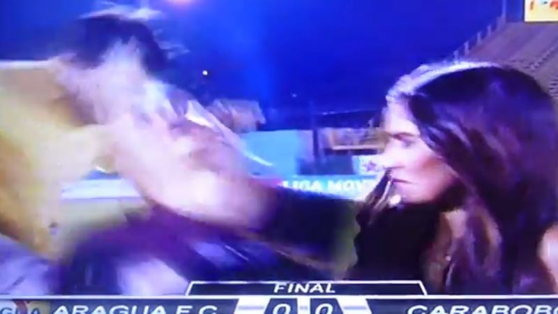 Jugador daba una nota y un hincha le rompió la espalda de una patada