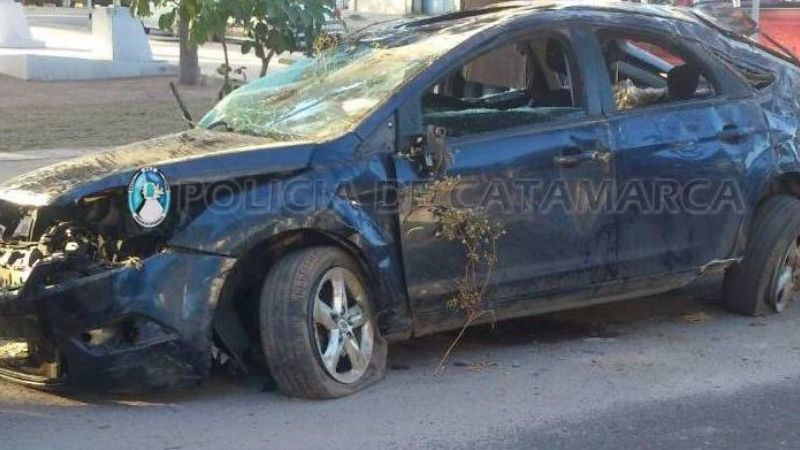 Volcó un auto en inmediaciones al Estadio Bicentenario