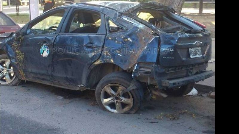 Volcó un auto en inmediaciones al Estadio Bicentenario