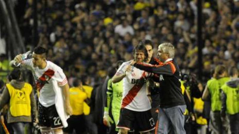 Bochornoso: por incidentes suspenden Boca-River