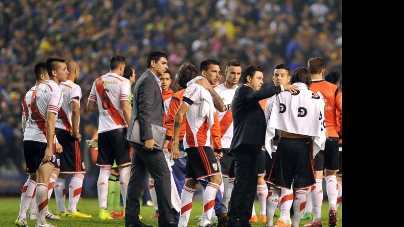 Papelón histórico: le tiraron gas pimienta a los jugadores de River