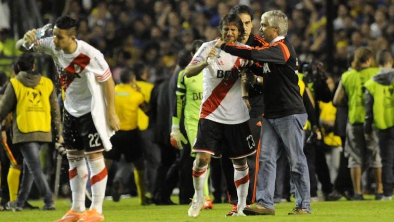 Vergonzosa agresión a los jugadores de River provocó la suspensión