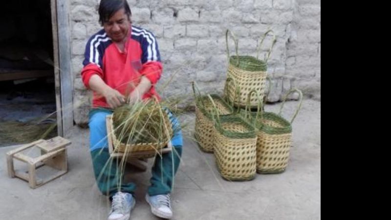 Artesanos santamarianos se preparan para ir al Poncho