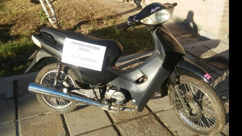 Vieron a la policía y dejaron abandonada una moto