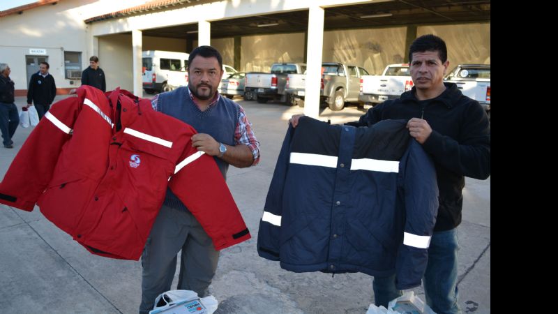 Entrega de indumentaria de trabajo a personal de Vialidad Nacional