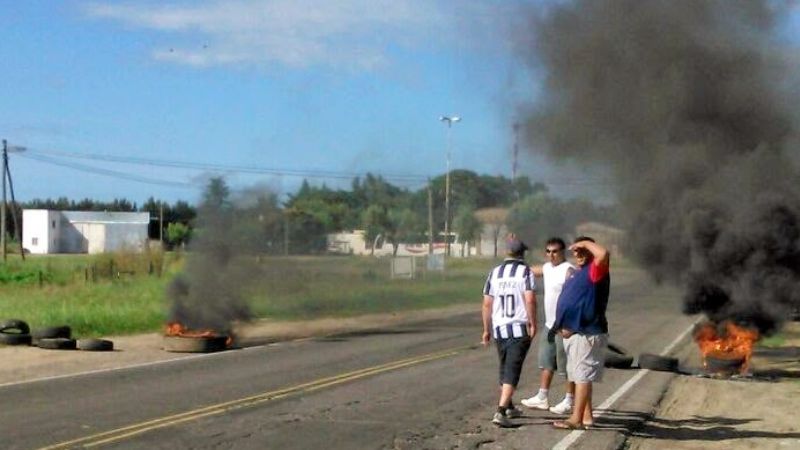 Piquete de manifestantes interrumpe el tránsito en rutas de Santa Rosa