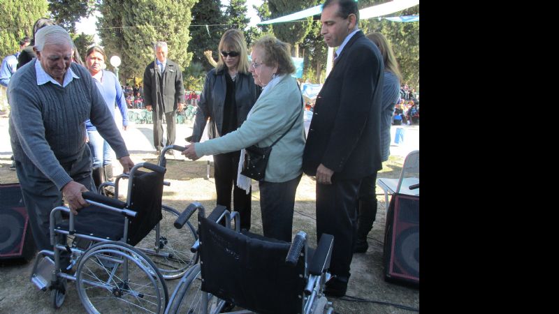 Entrega de sillas de ruedas en Mutquín