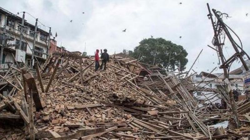 Una fuerte réplica sacudió a Nepal a una semana del trágico terremoto