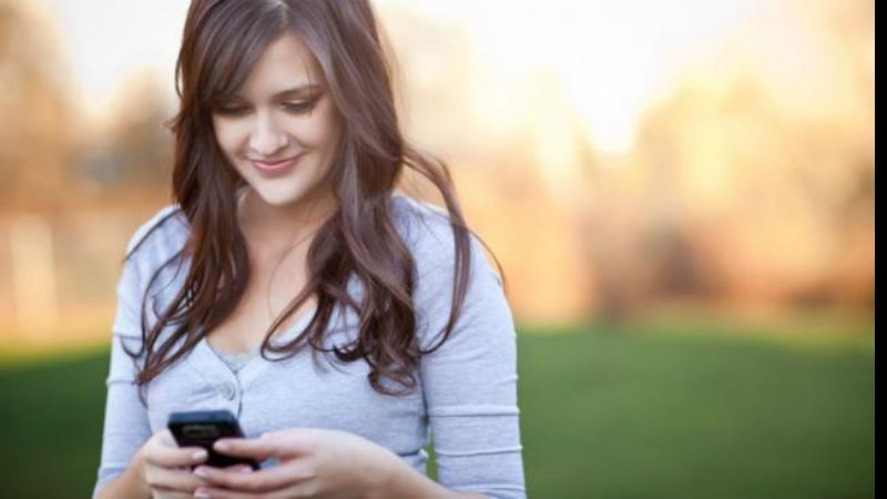 Usar WhatsApp equivale a llevar una mochila de 27 kilos sobre el cuello