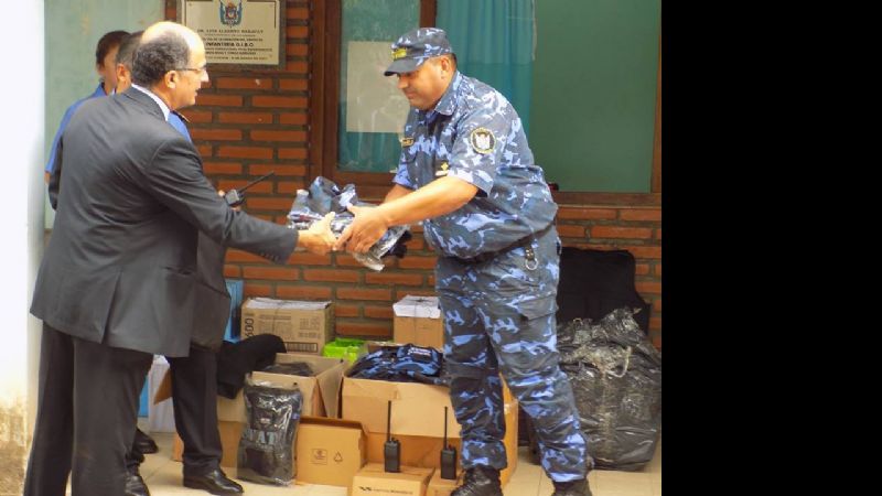 Entregan uniformes y equipamiento para policías de Bañado de Ovanta