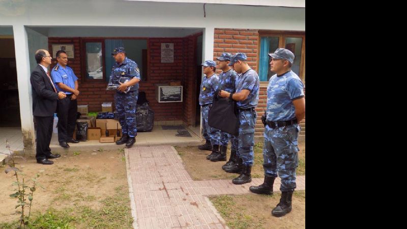 Entregan uniformes y equipamiento para policías de Bañado de Ovanta