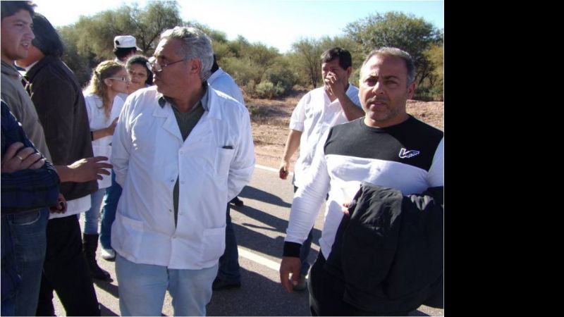 Piquete en Tinogasta a favor de un médico