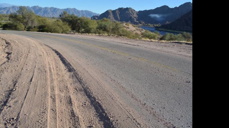 Rutas 40 y 60: Precaución por presencia de material granular en calzada