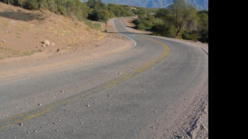 Rutas 40 y 60: Precaución por presencia de material granular en calzada