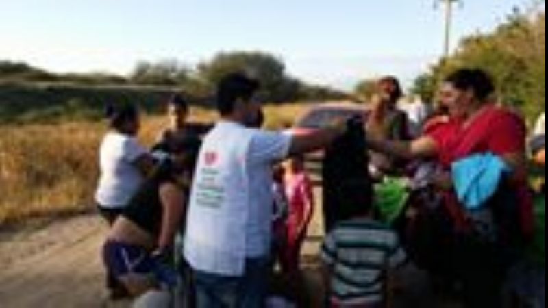 Miembros de Cáritas en el barrio Ongolí