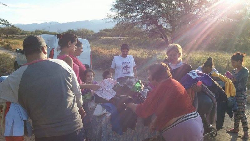 Miembros de Cáritas en el barrio Ongolí
