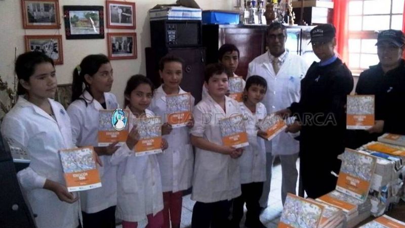 Entregan libros sobre seguridad vial en escuelas de Santa Rosa