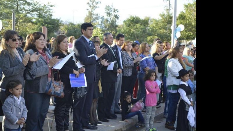 Escuelas Municipales celebraron el aniversario del primer gobierno patrio