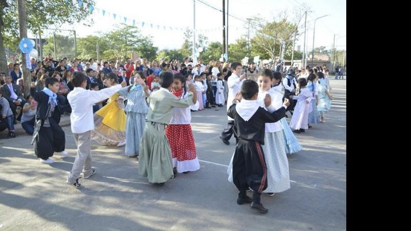 Escuelas Municipales celebraron el aniversario del primer gobierno patrio