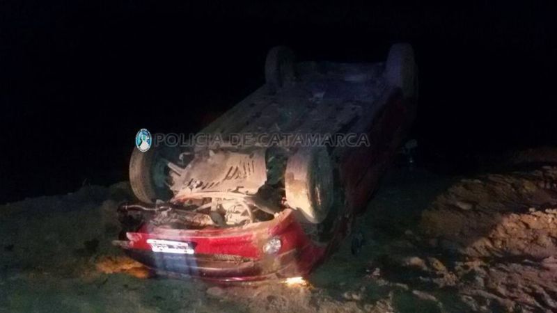 Volcó auto con tres ocupantes y cayó al lecho del río