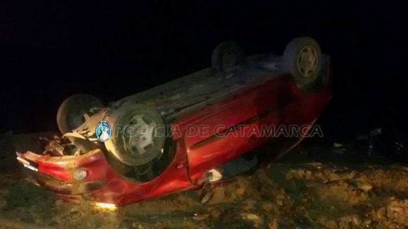 Volcó auto con tres ocupantes y cayó al lecho del río