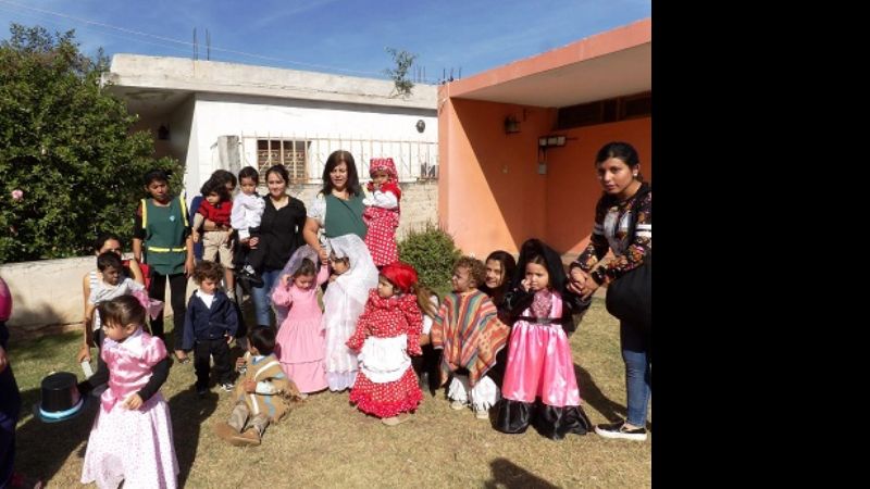Niños del Jardincito "Osito Feliz" repartieron pastelitos en FME