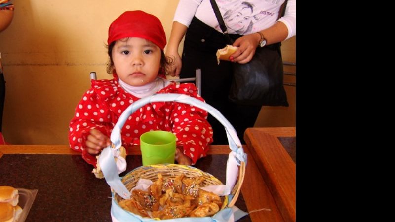 Niños del Jardincito "Osito Feliz" repartieron pastelitos en FME