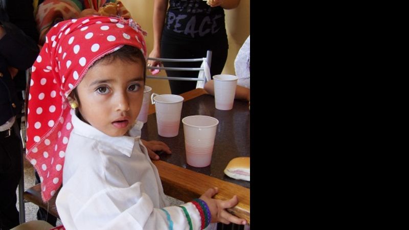 Niños del Jardincito "Osito Feliz" repartieron pastelitos en FME