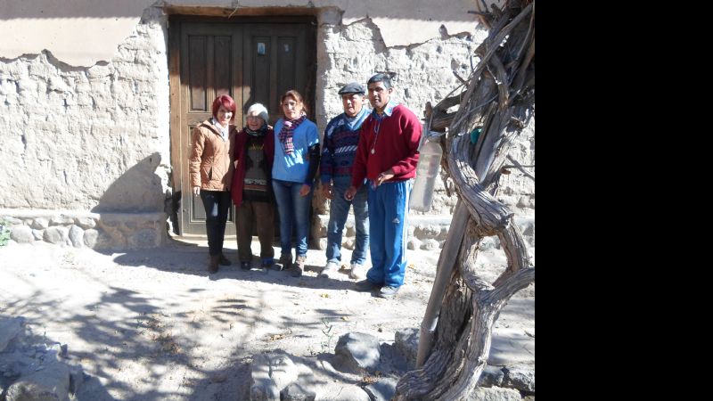 León Mendoza repara y construye en La Loma