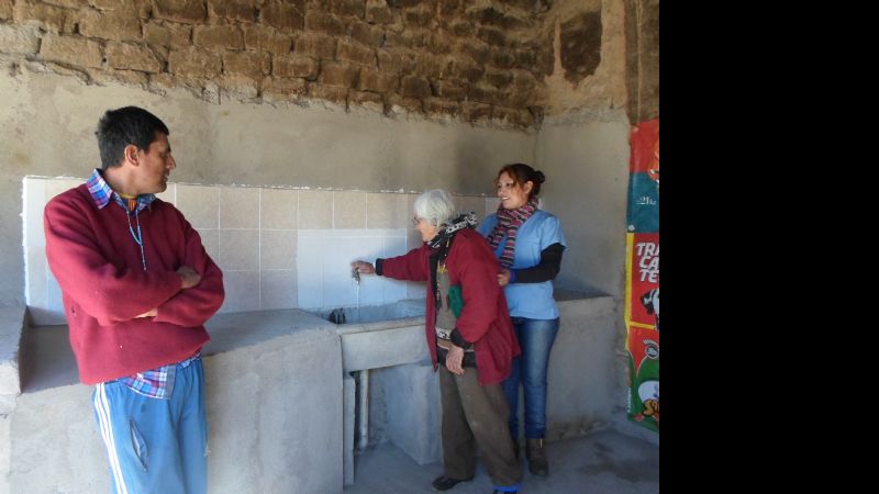 León Mendoza repara y construye en La Loma