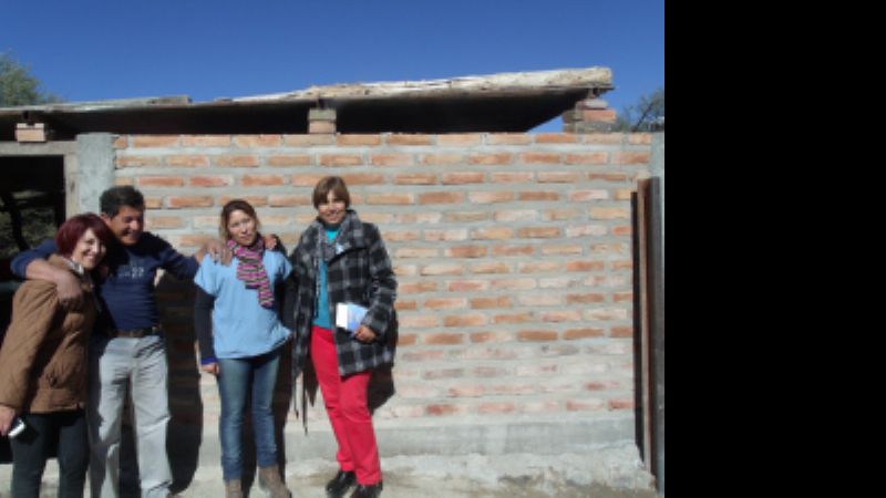 León Mendoza repara y construye en La Loma