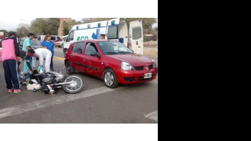 Colisionaron un auto y una moto