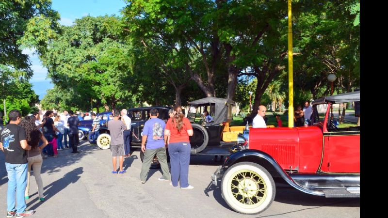 Exposición de Autos Antiguos en el centro de la Capital