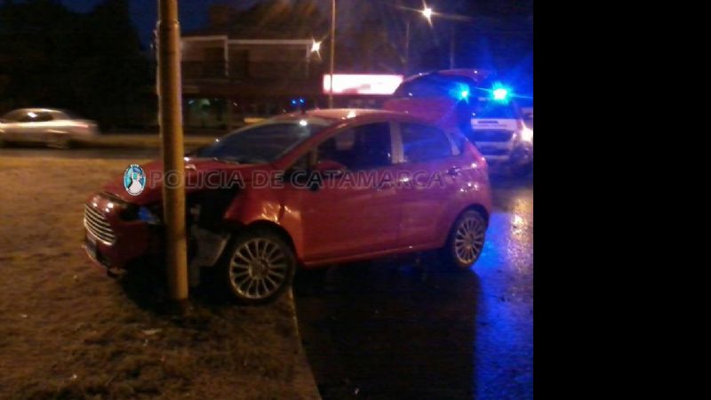 Joven salió ileso tras chocar contra un poste