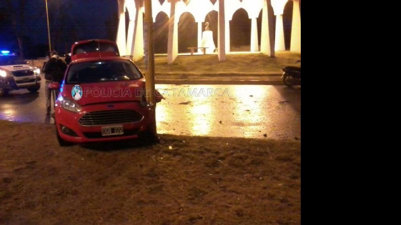 Joven salió ileso tras chocar contra un poste